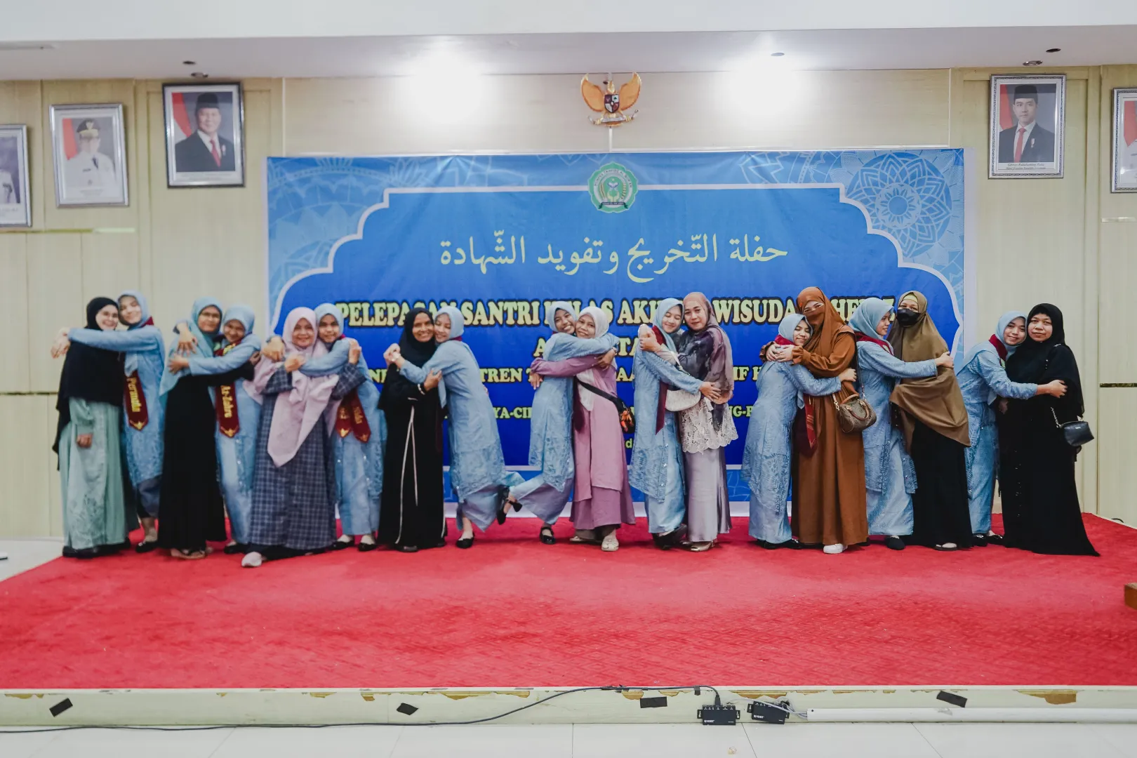 bersama bunda tercintanya di acara WISUDA-5